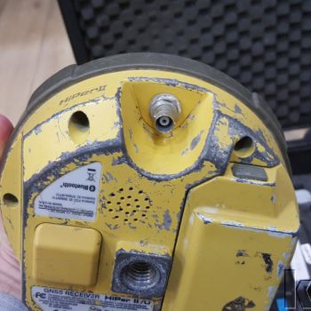 Topcon HiPer II GNSS Alıcıları (toplam 3 adet) — GNSS alıcısının alt yüzeyi ve bağlantı paneli