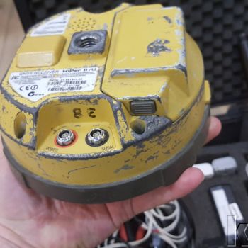 Topcon HiPer II GNSS Alıcıları (toplam 3 adet) — GNSS alıcısının alt yüzeyi ve bağlantı paneli