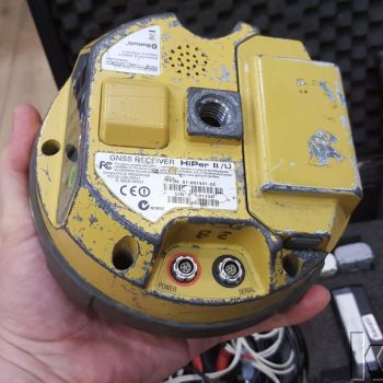 Topcon HiPer II GNSS Alıcıları (toplam 3 adet) — GNSS alıcısının alt yüzeyi ve bağlantı paneli