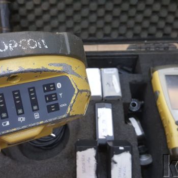 Topcon HiPer II GNSS Alıcıları (toplam 3 adet) — GNSS alıcısının alt yüzeyi ve bağlantı paneli