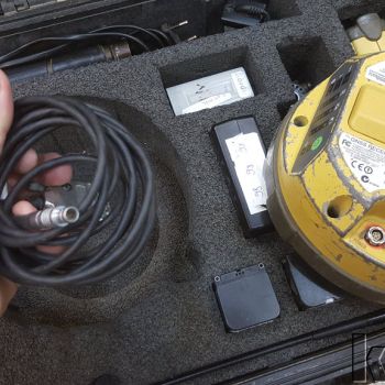 Topcon HiPer II GNSS Alıcıları (toplam 3 adet) — GNSS alıcısının alt yüzeyi ve bağlantı paneli