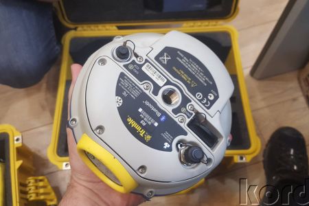 Trimble R8 Sabit ve Gezici + 35w UHF Set — GNSS alıcısının alt yüzeyi ve bağlantı paneli