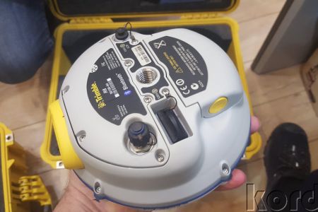 Trimble R8 Sabit ve Gezici + 35w UHF Set — GNSS alıcısının alt yüzeyi ve bağlantı paneli