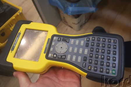 Trimble R8 Sabit ve Gezici + 35w UHF Set — GNSS ölçüm kontrol ünitesi ve el tipi ekipman