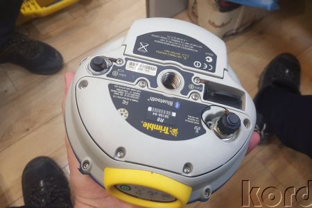Trimble R8 Sabit ve Gezici + 35w UHF Set — GNSS alıcısının alt yüzeyi ve bağlantı paneli