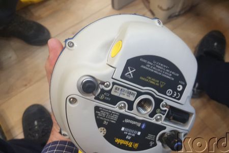 Trimble R8 Sabit ve Gezici + 35w UHF Set — GNSS alıcısının alt yüzeyi ve bağlantı paneli