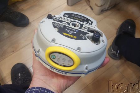 Trimble R8 Sabit ve Gezici + 35w UHF Set — GNSS alıcısının alt yüzeyi ve bağlantı paneli