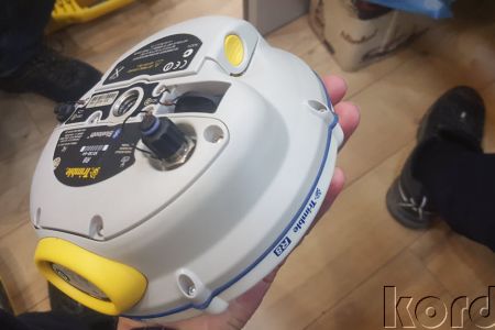 Trimble R8 Sabit ve Gezici + 35w UHF Set — GNSS alıcısının alt yüzeyi ve bağlantı paneli