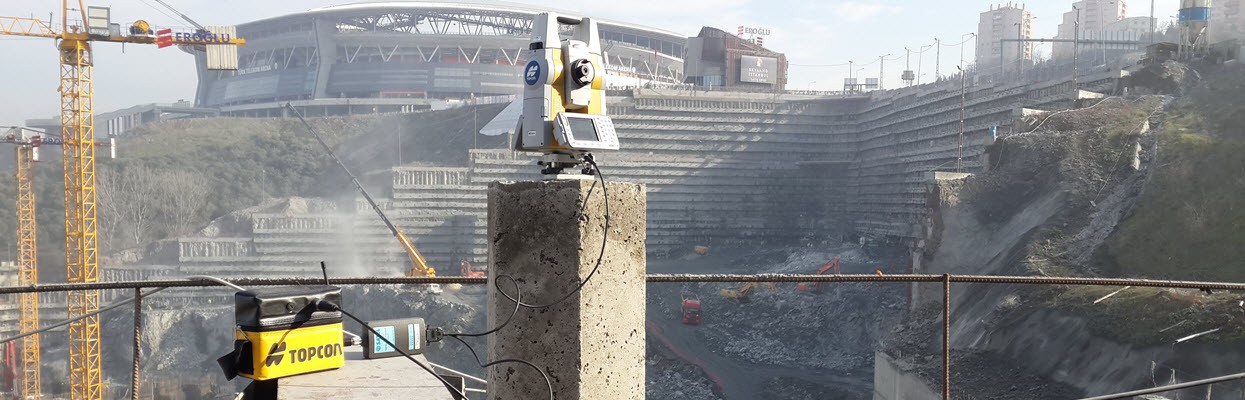İnşaat kazı alanını izleyen ölçüm pilyesi üzerindeki total station