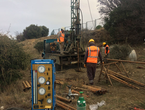 Geoteknik zemin araştırmasında Kordil sondaj ekibi ve saha ekipmanları.