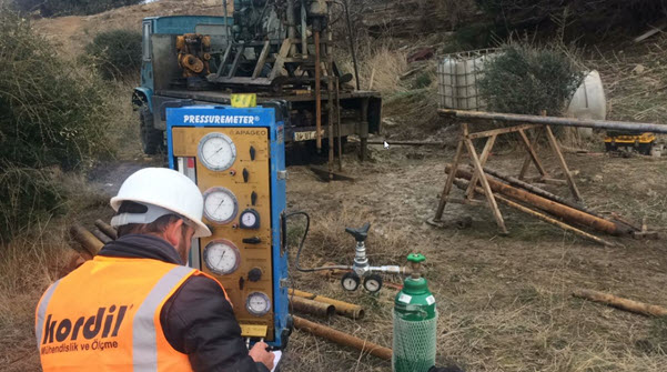 Sondaj yanında presiyometre ile zeminin uygulanan basınca tepkisinin ölçülmesi.