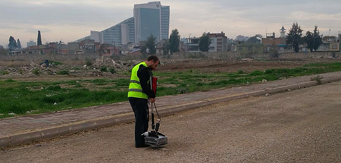 Gömülü altyapı ve yeraltı unsurlarının araştırılması için georadar ölçümü.